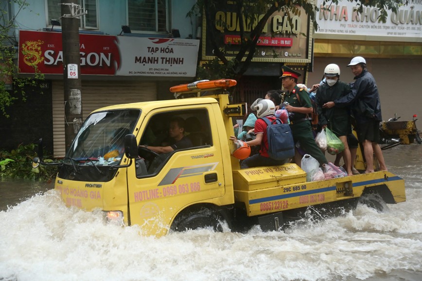 Ha Dong: nhieu tuyen duong ngap sau, giao thong te liet - Hinh anh 11